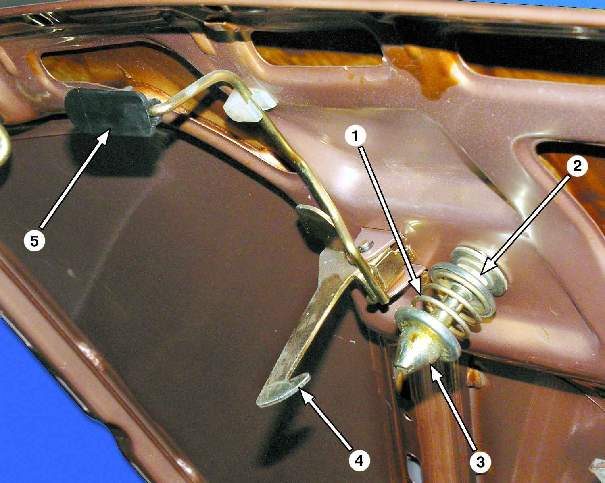10.7. Регулировка замка капота 1- пружина защелки 2 - контргайка 3 - защелка 4 - предохранительный крючок 5 - ручка предохранительного крючка Примечания Признаками необходимости регулировки положения защелки являются жесткий удар при закрывании капота и затрудненное открытие. Признаками необходимости регулировки защелки по высоте являются большое усилие при закрытии капота или вертикальный люфт капота в закрытом положении.