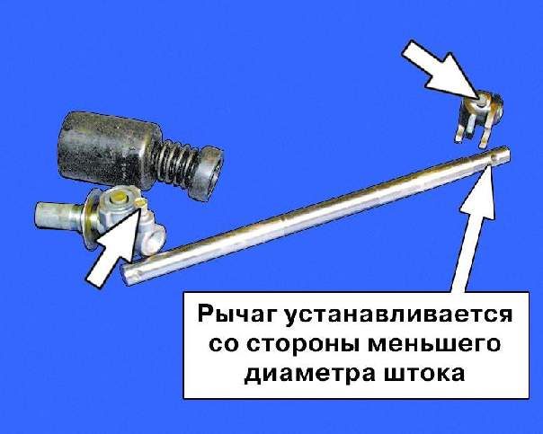 Примечание Болты крепления рычага и шарнира на штоке имеют разную длину. Болт крепления рычага темного цвета (фосфотирован) имеет длину 19,5 мм, а болт крепления шарнира золотистого цвета (кадмированный) – 24 мм